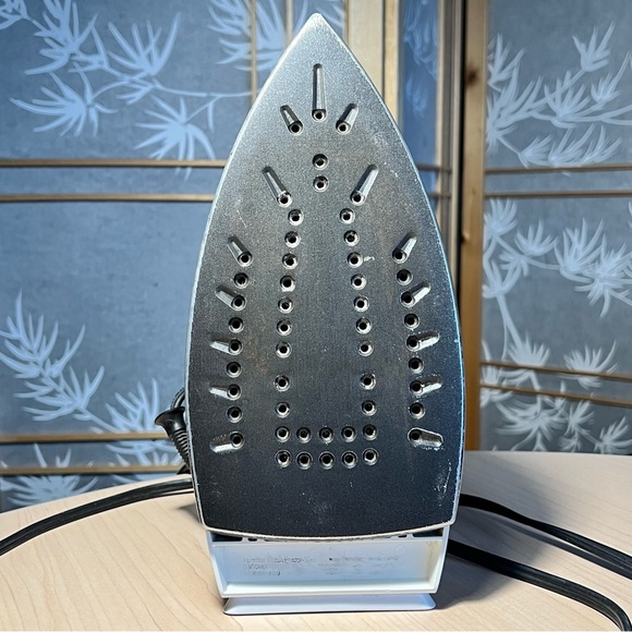 Proctor Silex Auto-off Iron Nonstick Soleplate and Adjustable Steam Spray Blast - Picture 8 of 11